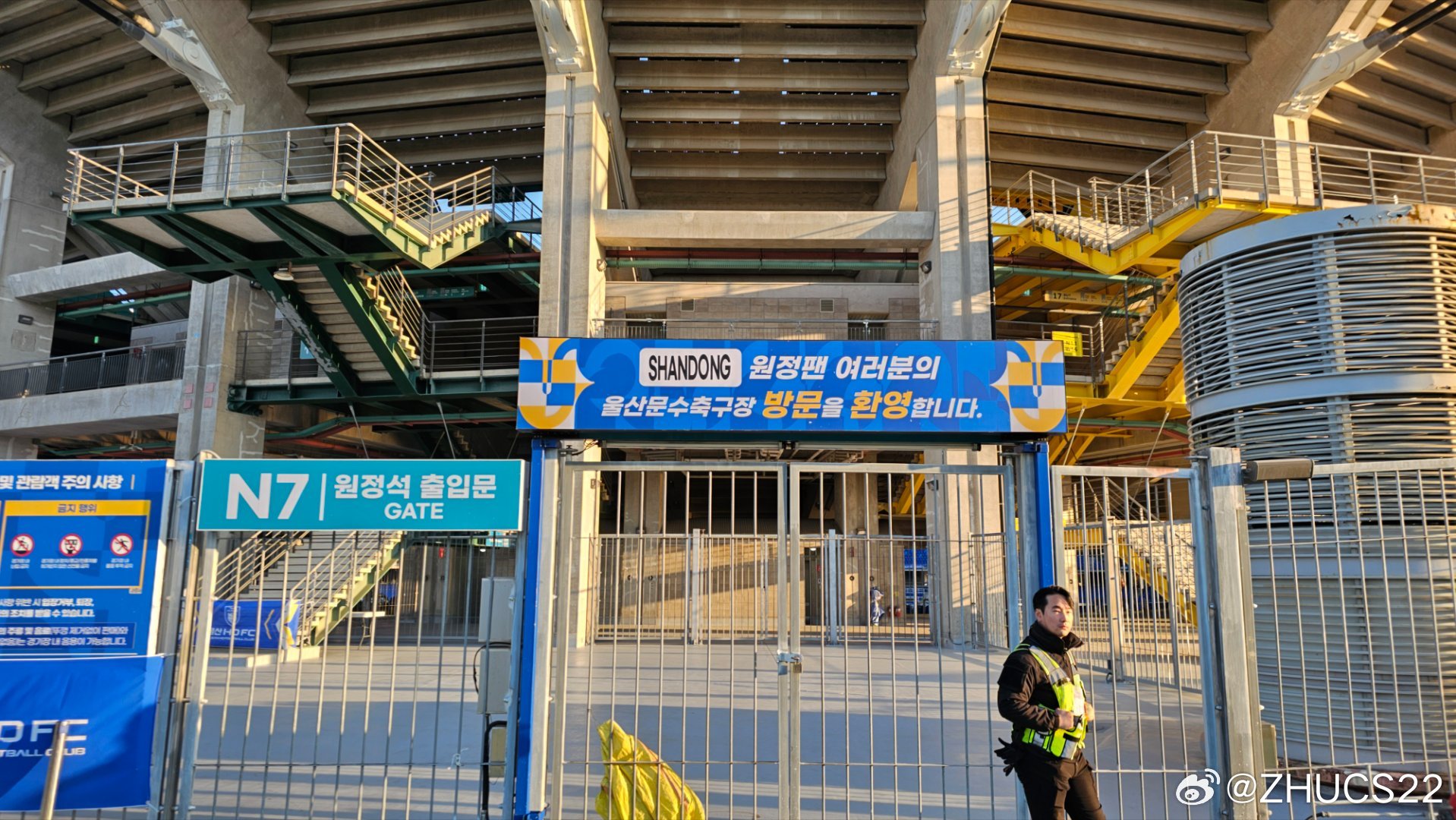  博主：蔚山現場(chǎng)工作人員、轉播車(chē)、安保在準備撤場(chǎng)，場(chǎng)外一片安靜