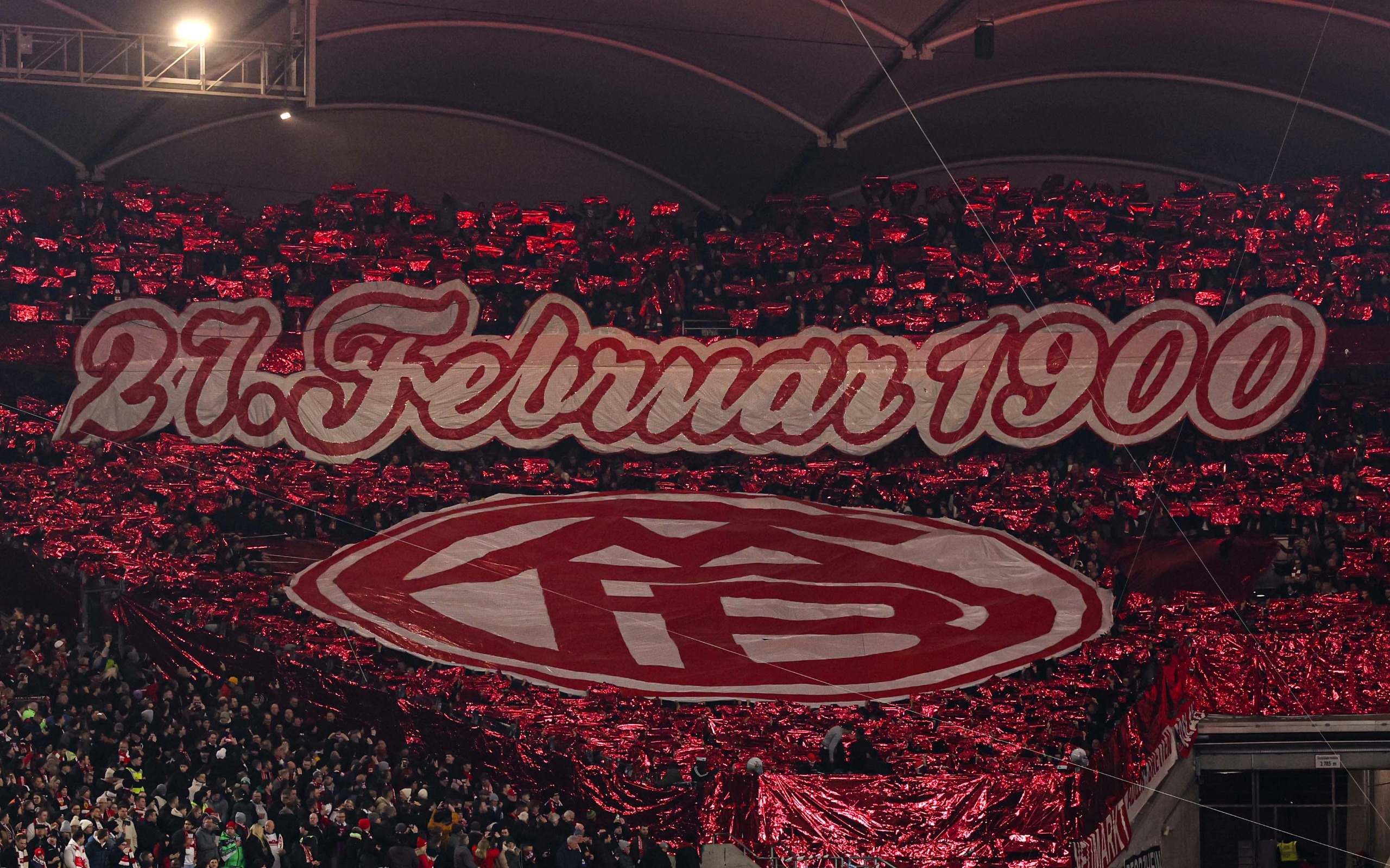 拜仁球迷在看臺展示TIFO，慶祝俱樂(lè )部成立125周年
