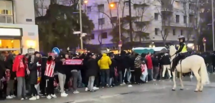  馬競球迷進(jìn)入伯納烏時(shí)向人群投擲雜物，導致安保對其進(jìn)行脫鞋檢查
