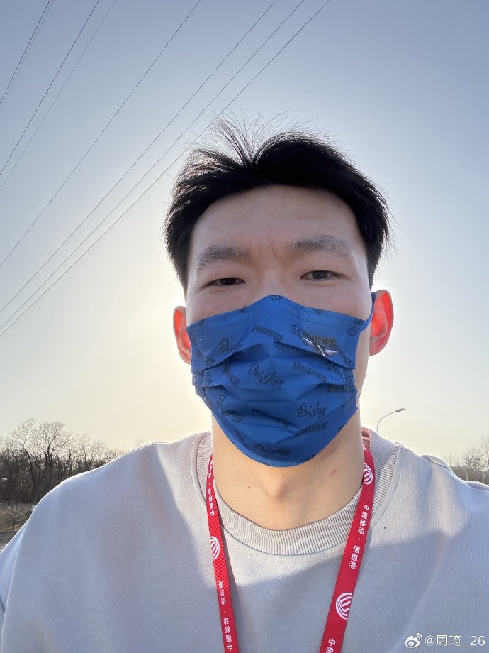 悠閑！周琦騎京牌電動(dòng)車(chē)出行：太陽(yáng)出來(lái)了 開(kāi)京牌兜兜風(fēng)！