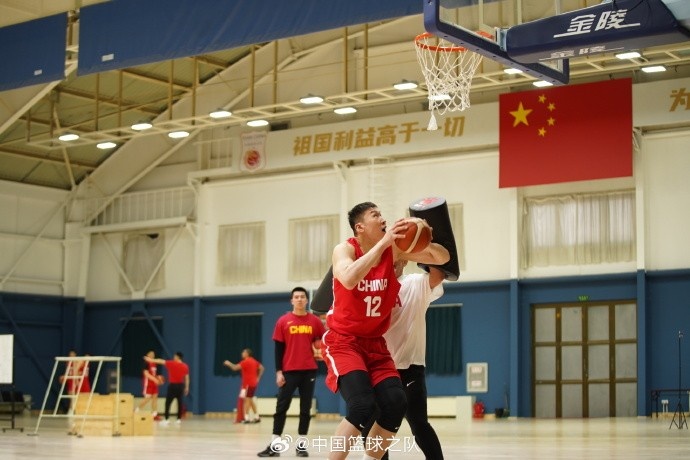  中國籃球之隊官博：大塊頭 大能量 祝李炎哲25歲生日快樂(lè )！