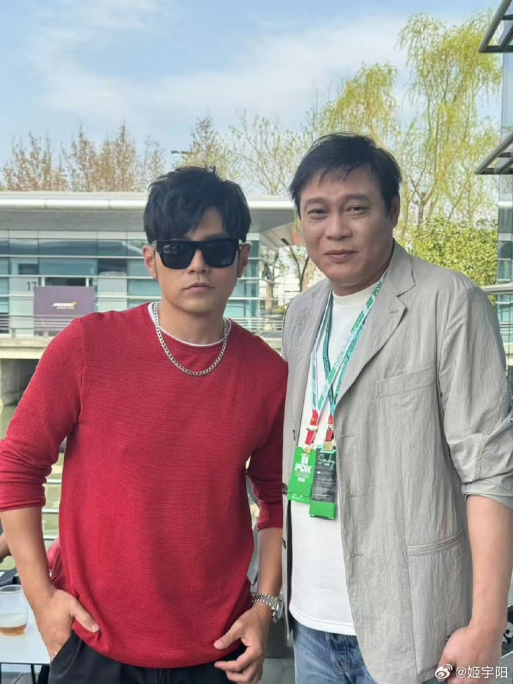  上海觀(guān)戰F1！記者曬范志毅與周杰倫合影照