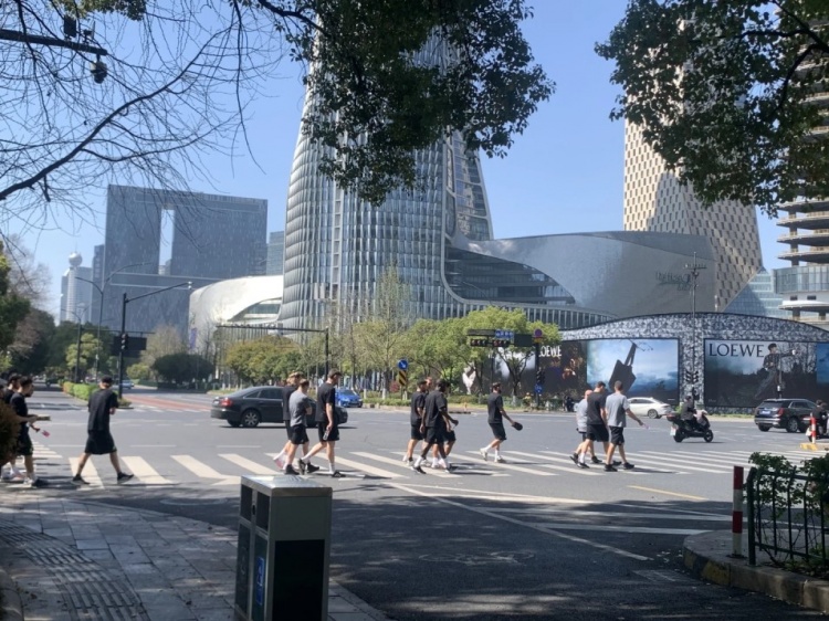  心態(tài)放松，有網(wǎng)友拍到澳大利亞隊早上在萬(wàn)象城citywalk