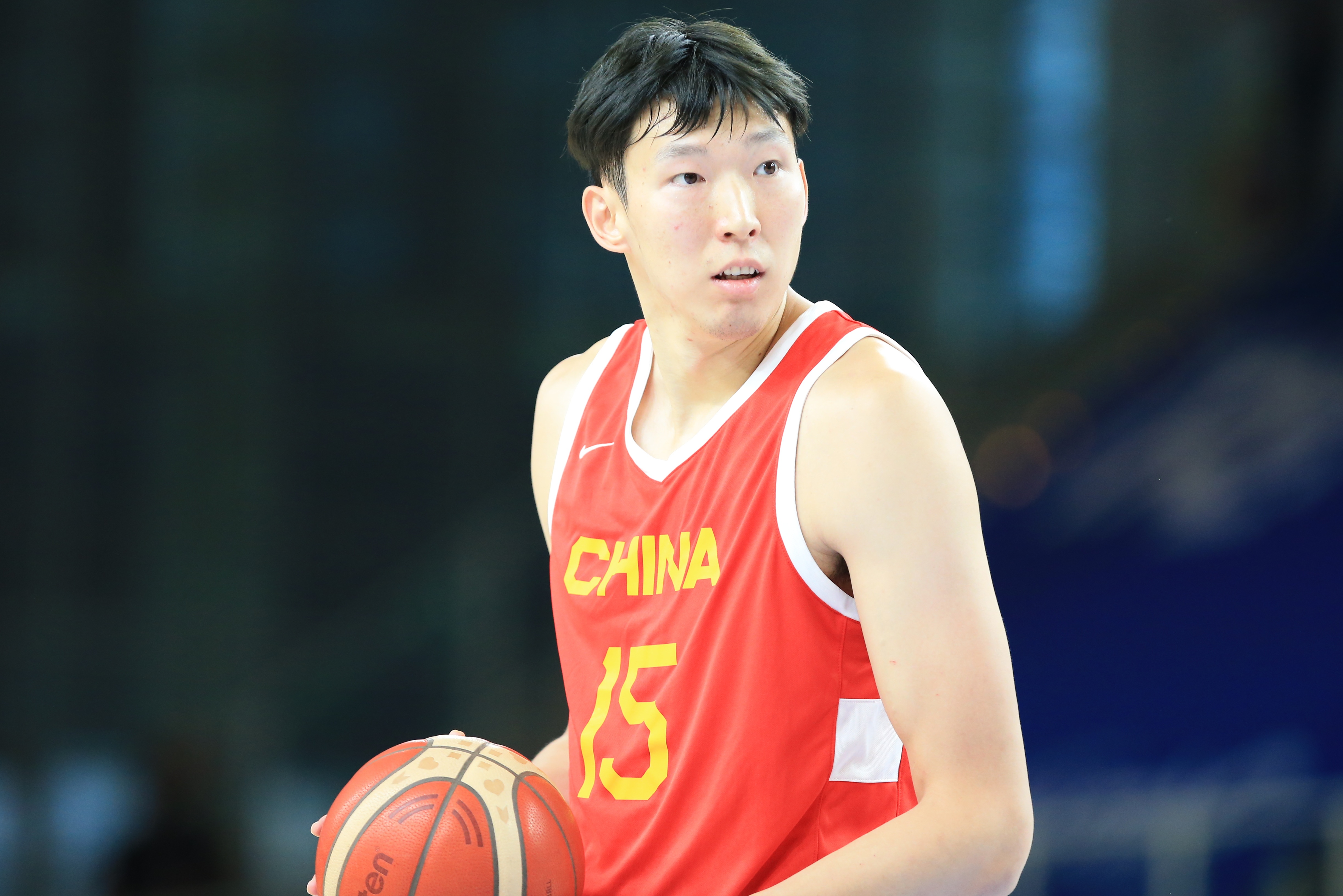  打得不錯！周琦攻防建樹(shù) 半場(chǎng)4投2中得到5分3板1斷1帽0失誤
