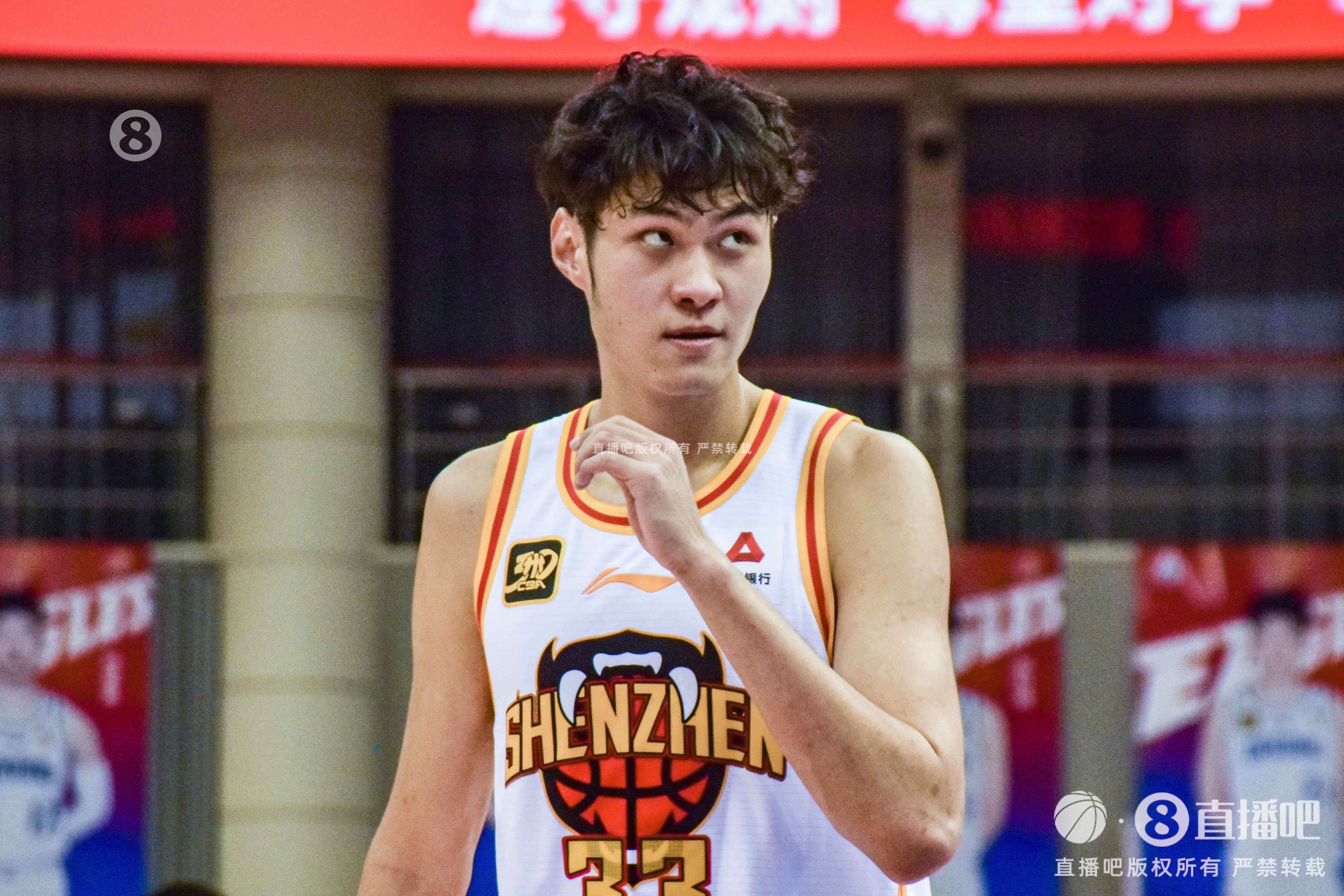  敢打敢拼！王浩然首節打滿(mǎn)12分鐘6中4拿到11分&上演反擊飛身劈扣
