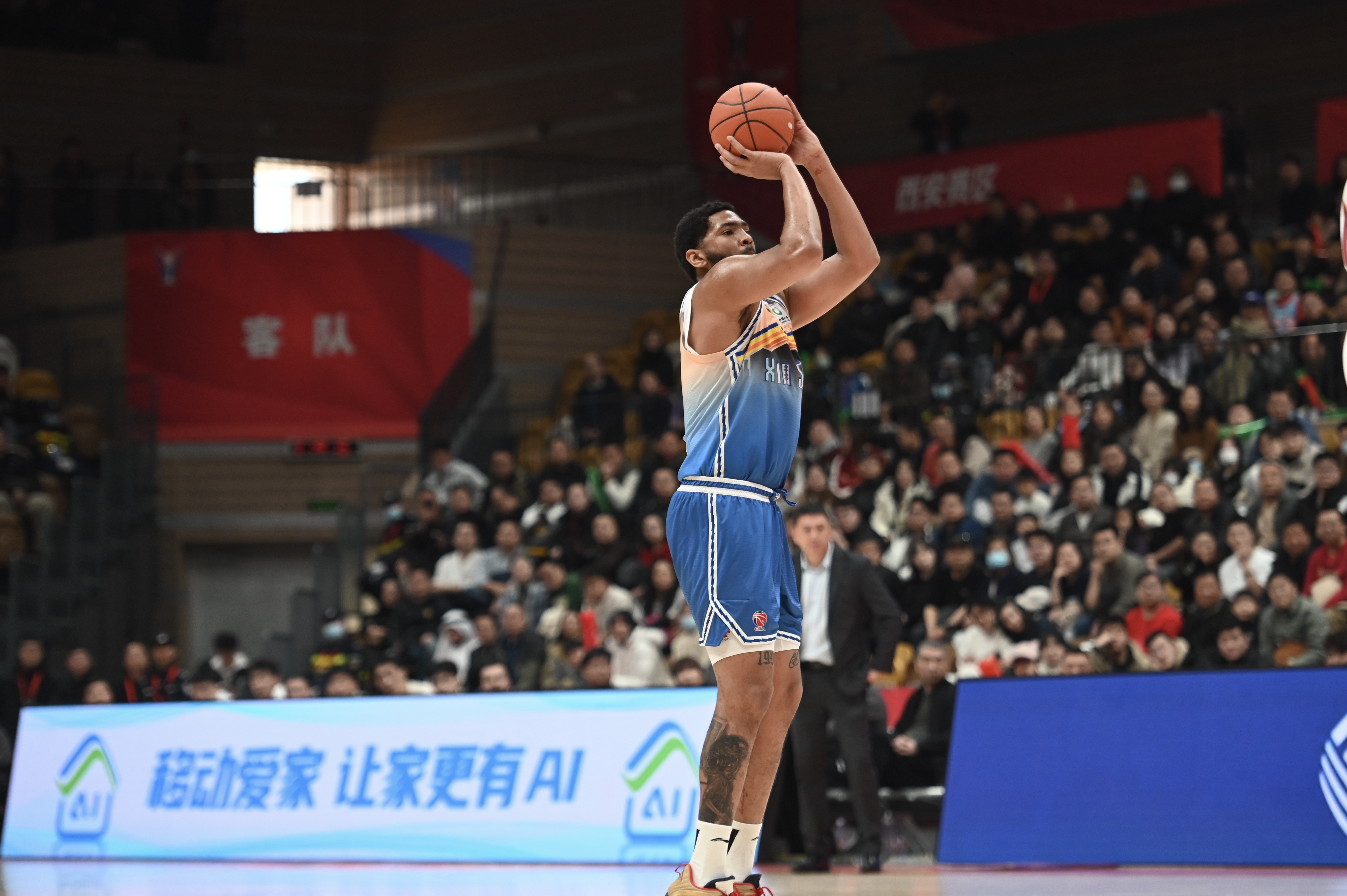  率先發(fā)力！新疆外援勞森首節7中5拿到11分 三分2中1